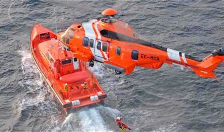 موجة عملاقة تبتلع مسبحاً طبيعياً!