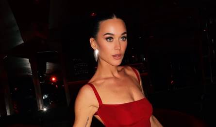 كانت بين أحضانه.. النجمة الشهيرة تؤكد علاقتها برئيس وزراء كندا السابق (صور)