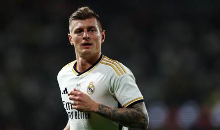 أساطير في فريق واحد... تشكيلة كروس تسرق الأضواء عالميًا