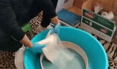 بالفيديو... ضبط موقع في شتورا لتزوير مواد بروتينية