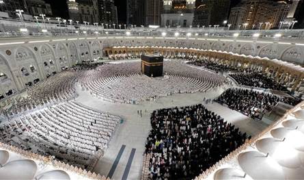 بعد مشاركتها في مهرجان البحر الأحمر.. فنانة تؤدي مناسك العمرة (صورة)