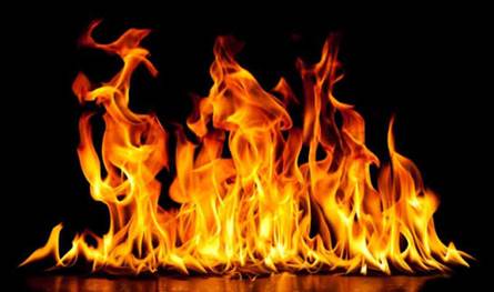 حريق سيارة في مرأب محلات ألبسة بالكسليك