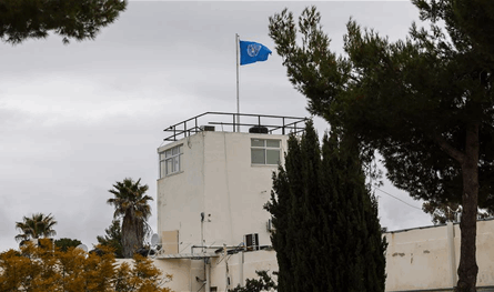 تم إنزال علم الأمم المتحدة واستبداله بالعلم الإسرائيلي.. الشرطة تقتحم مركز الأونروا في القدس الشرقية