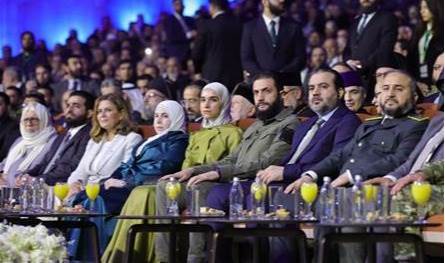 الشرع وزوجته يتأثران ويبكيان أثناء استماعهما قصص معاناة بسبب النظام السابق (فيديو)