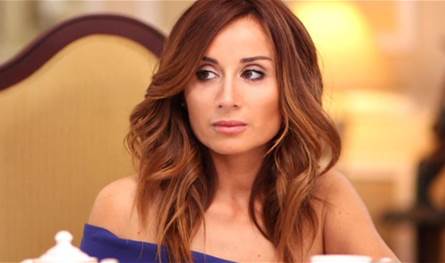 كارين رزق الله تنشر صورة من كواليس تصوير عملها الجديد