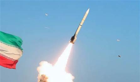 إسرائيل تحذر: إيران تعود لإنتاج الصواريخ الباليستية وإعادة تسليح حماس