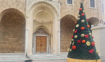 لإحراق شجرة الميلاد.. مجهولون يلقون قنبلة مولوتوف فجرا داخل كنيسة في طرابلس وهذا ما حصل