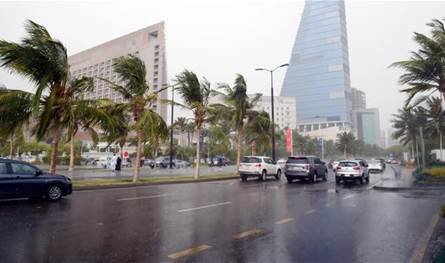 &quot;إنذار أحمر&quot;... الأمطار تُغلق الشوارع في السعوديّة