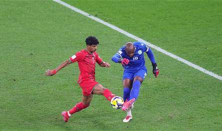 لقطة لا تُصدَّق في كأس العرب: حارس جزر القمر يهدي عُمان هدفاً بالخطأ (فيديو)