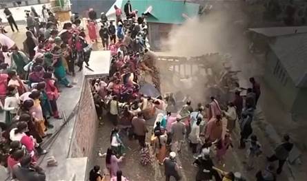 مشهد مأسوي في حفل زفاف.. السقف انهار  على الحاضرين (فيديو)