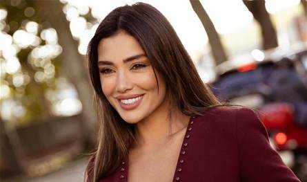 جيسيكا عازار برفقة نجم تركي شهير في أبو ظبي (فيديو)