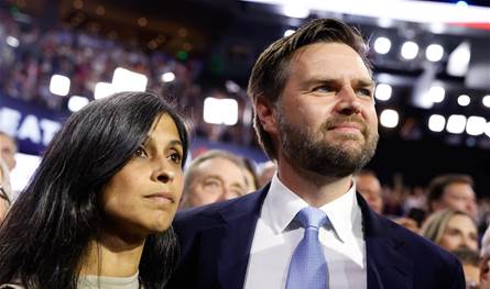  تعرضا لموجة من الشائعات.. فانس يعلّق على صورة &quot;مشادة مع زوجته&quot;