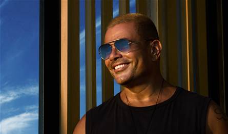 فنان شهير مُتهم باستنساخ لحن أغنية &quot;بابا&quot; لزميله عمرو دياب! (صورة)