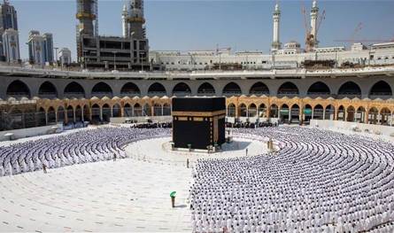 نجمة شهيرة تؤدي مناسك العمرة في الحرم المكي.. وهذا ما قامت به (صور)