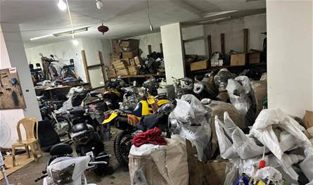 بالصور: &quot;الجمارك&quot; تضبط مستودعاً يحتوي على عدد كبير من الدراجات النارية مخالفة لشروط الاستيراد