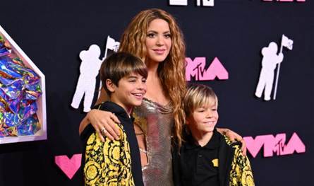 لأول مرة على المسرح.. شاكيرا تغني مع أولادها (فيديو)