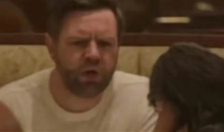 نائب ترامب: أرتدي دائما قميصا داخليا لأتشاجر مع زوجتي