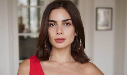 بساطة وسعادة.. ريتا حايك في صورة عفوية مع قطتها