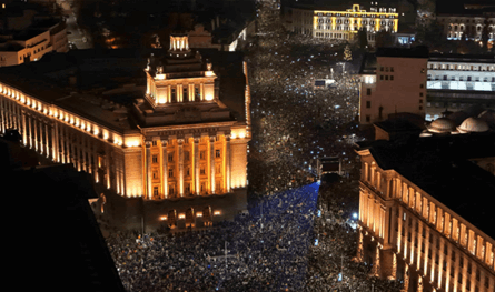 بلغاريا.. الآلاف يحاصرون البرلمان احتجاجا على سياسات الحكومة