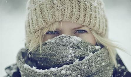 تحذير للنساء: 10 عادات تجميلية يومية قد تُهدد صحة عينيك!