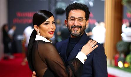 أصيب قبل سنوات بورم سرطاني في الظهر.. أحمد حلمي يُقلق الجمهور على صحته (صورة)