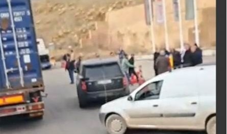 قطع طريق ضهر البيدر من قبل أصحاب معارض البيك آب