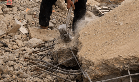 حديدٌ من تحت الركام.. نازحو غزة يبنون الخيام من بقايا بيوتهم