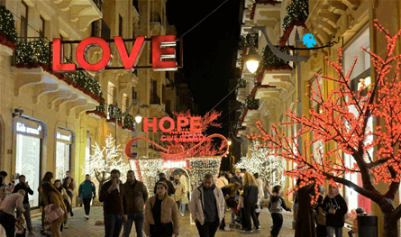 نائب مهدّد ويتجوّل فرحا بالأعياد؟!