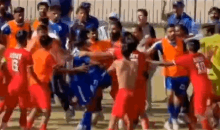لاعبون أصيبوا بجروح.. اشتباكات عنيفة عقب انتهاء مباراة لكرة القدم (فيديو)