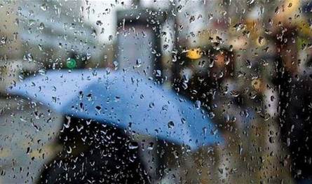 طريق يتحول إلى برك مياه بعد الأمطار الغزيرة.. ومناشدات للتحرك العاجل