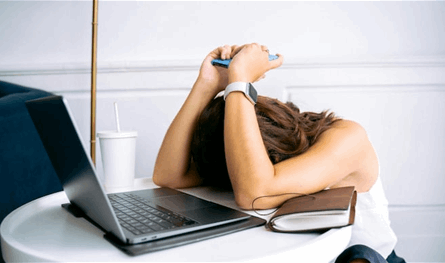 لأنها تصل إلى عملها باكرًا.. تمّ طردها!