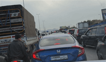 زحمة خانقة على طريق نفق المطار باتجاه صيدا بسبب حادث سير