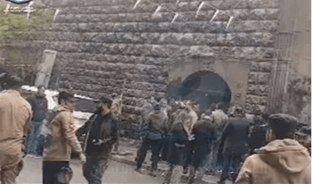 في سوريا.. حاخامان أتيا من إسرائيل وافتتحا مدرسة ومعبدًا! (فيديو)