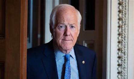 سيناتور أميركي يدعو مادورو إلى مغادرة السلطة