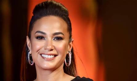 هند صبري: فخورة لمنحي جائزة الراحل عمر الشريف