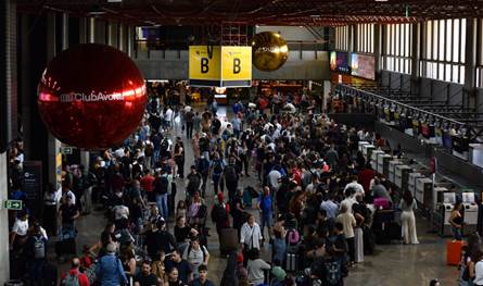 بسبب عاصفة جوية قوية.. انقطاع بالكهرباء وإلغاء مئات الرحلات الجوية في البرازيل