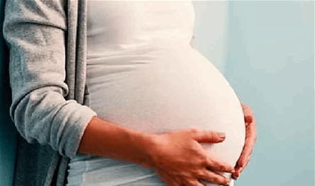 داخل سيارة ذاتية القيادة.. امرأة تضع مولودها