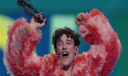 الفائز بسويسرا في &quot;يوروفيجن 2024&quot; يعيد جائزته احتجاجًا على مشاركة إسرائيل