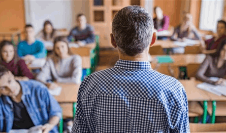 الأستاذ الجامعي: آخر حصون الوعي في عصر السرعة