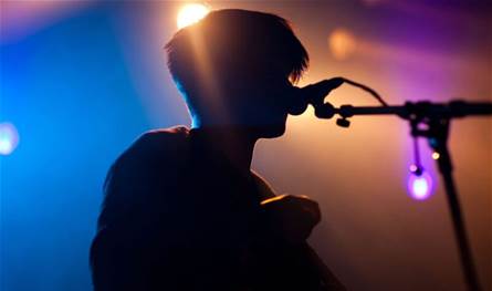 غياب عشر سنوات ثم رحيل مفاجئ… الوسط الفني يفقد هذا المطرب! (صورة)