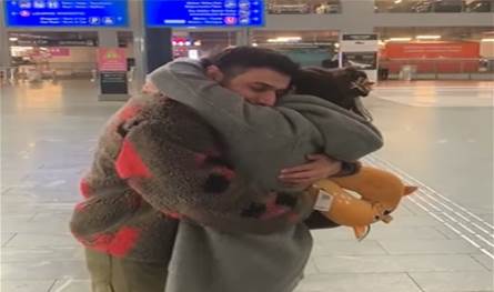 عناق وقبلات... ممثل لبنانيّ يُفاجىء زوجته في المطار شاهدوا الفيديو