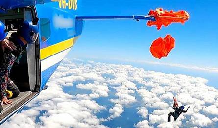 حادث مروّع... مظلي ينجو بأعجوبة بعدما علق بجناح الطائرة (فيديو) 