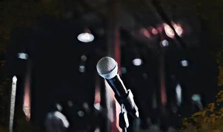 فنان تعرّض لمضايقات... فتاة كانت تُلاحقه قرب منزله!