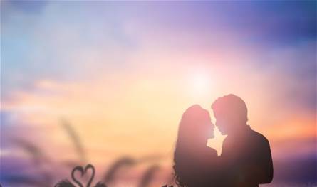 بعد أشهر من إنفصالها عن رجل أعمال... ممثلة تعيش قصّة حبّ مع منتج يكبرها سنّاً