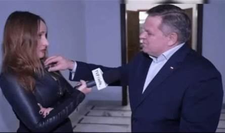  &quot;من فضلك لا تلمسني&quot;.. سياسيّ يثير الجدل بتصرفه مع صحافية (فيديو)