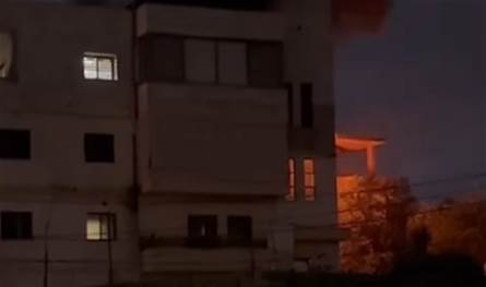 بسبب الطاقة الشمسية.. حريق كبير داخل منزل في كفرتبنيت (فيديو)