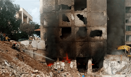 الدفاع المدني يواصل إخماد حريق حارة حريك