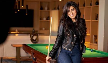 أبرزت رشاقتها.. ممثلة شابة بإطلالة لافتة داخل سيارة فارهة (صور)