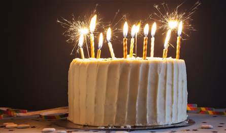 بالصور.. ممثلة شهيرة تحتفل بعيد ميلاد زوجها