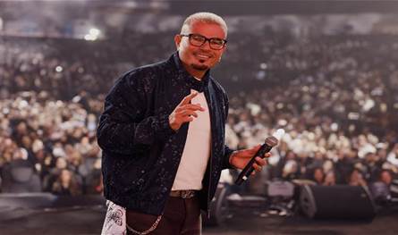 عمرو دياب يتألق على مسرح الكويت بحفل أسطوري